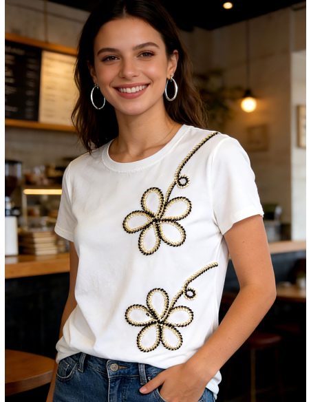 Camiseta com cadarço e bordado floral