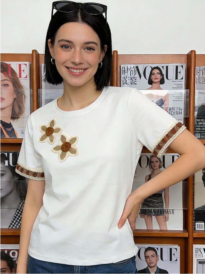 Camiseta doble flor y ribete bordado