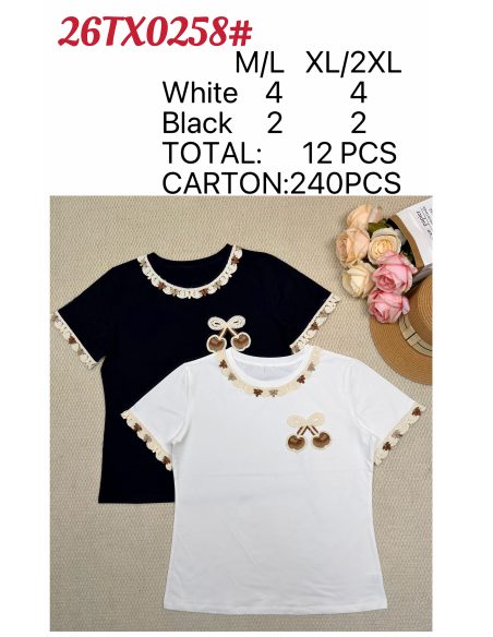 Camiseta cerezas bordadas detalle ribete