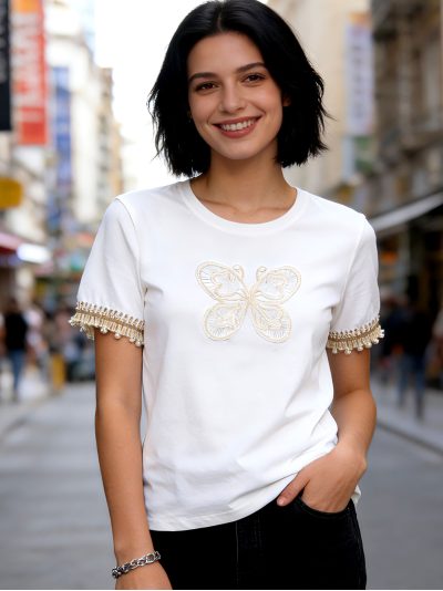 T-shirt con farfalla ricamata e dettaglio di rifiniture in perle