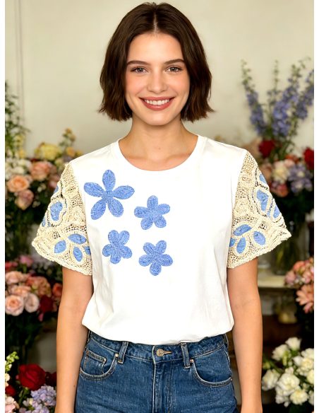 Maglietta con maniche a uncinetto e fiori
