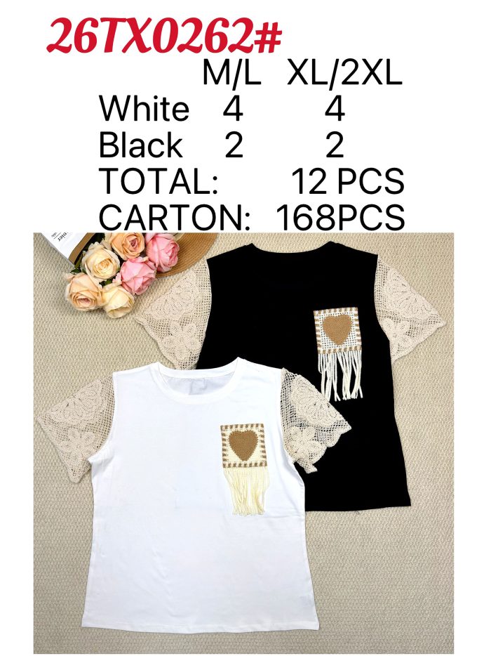 Camiseta com bolsos, franjas e mangas de crochê.