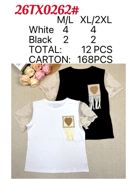 Camiseta com bolsos, franjas e mangas de crochê.