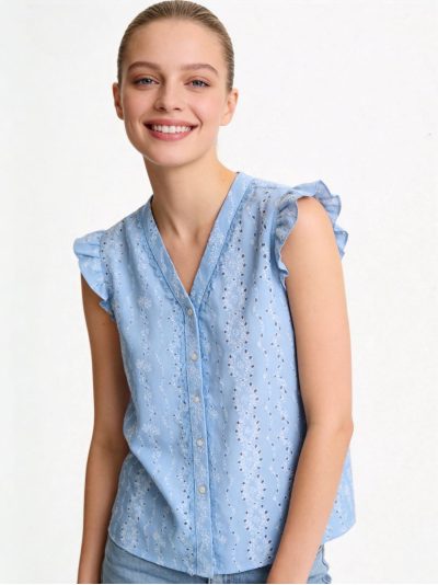 Blusa de algodão com detalhes vazados e mangas com babados.