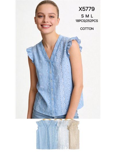 Blusa de algodão com detalhes vazados e mangas com babados. 2