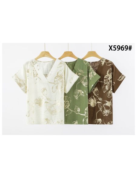 Blusa flores efecto dorado cuello pico