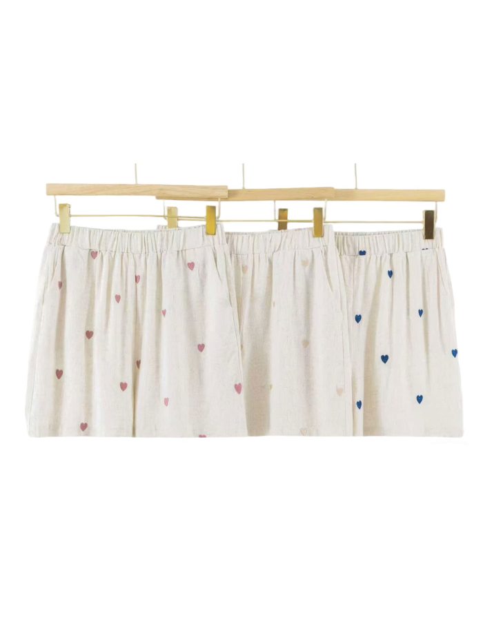 Shorts in Leinenoptik mit gestickten Herzen