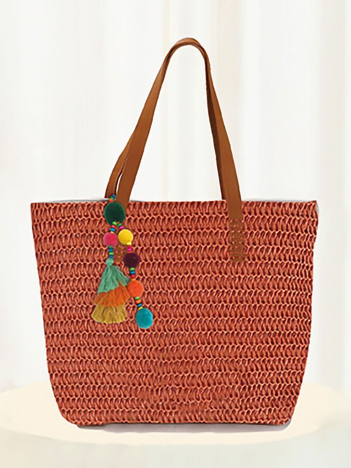 Bolso shopper de rafia con colgante de pompones