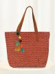 Bolso shopper de rafia con colgante de pompones