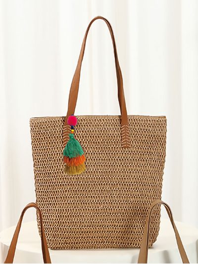 Bolso tote de rafia con colgante de pompones