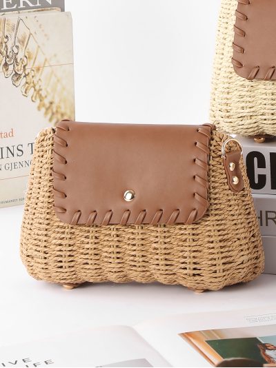 Bolso bandolera de rafia con solapa efecto piel