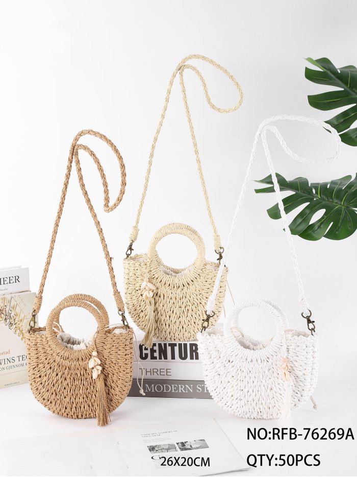Bolso de mano media luna rafia con  borla