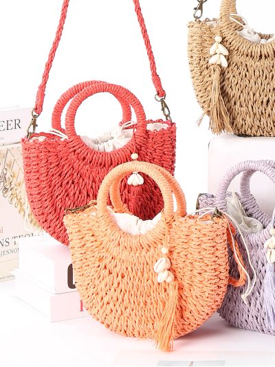 Bolso de mano media luna rafia con  borla