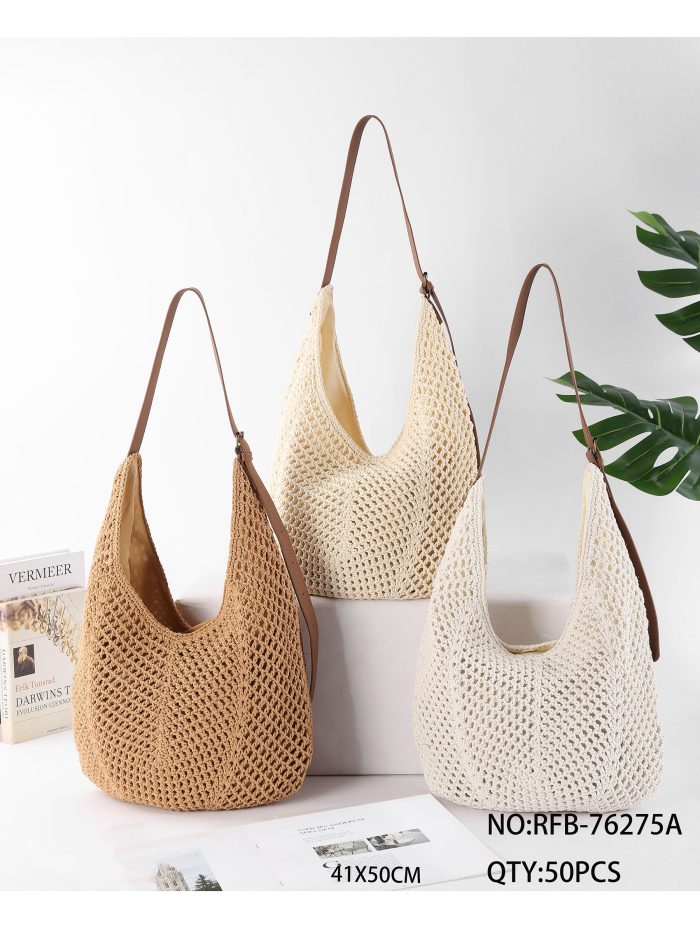 Grande borsa hobo traforata all'uncinetto con manici in similpelle