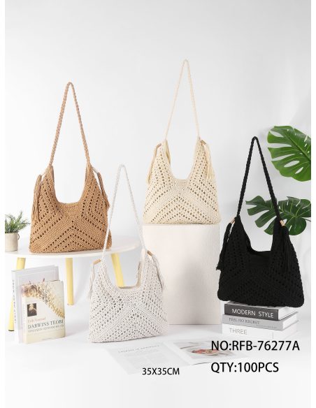 Bolso hobo de crochet con borlas laterales