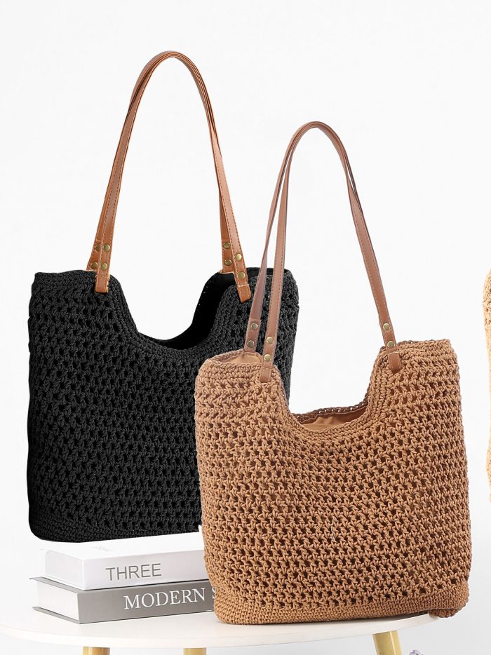 Bolsa de crochê com alças em couro sintético.