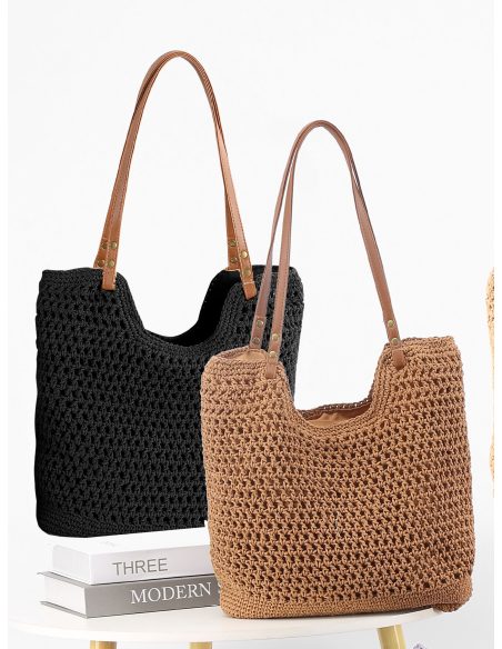 Bolsa de crochê com alças em couro sintético.