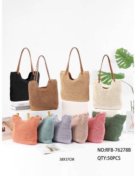 Bolsa de crochê com alças em couro sintético.