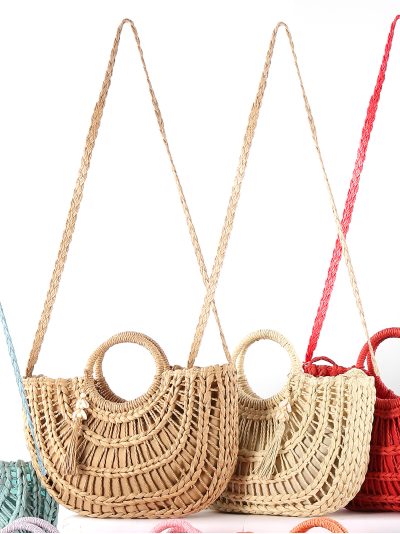 Bolso de rafia semicircular con asa redonda