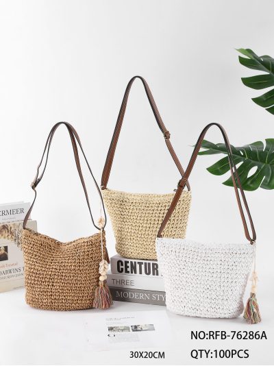 Bolso bandolera de rafia con borla 2