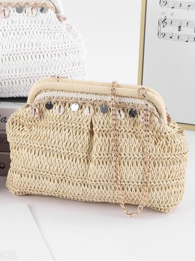 Clutch de rafia con conchas y cadena