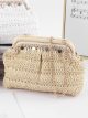 Clutch de rafia con conchas y cadena