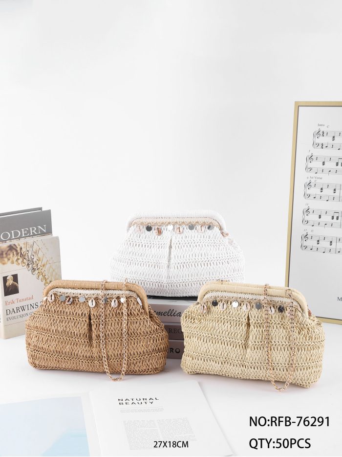 Clutch de rafia con conchas y cadena