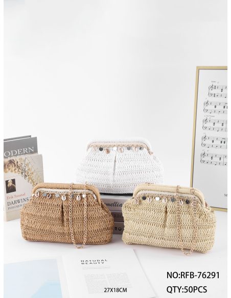 Clutch de rafia con conchas y cadena