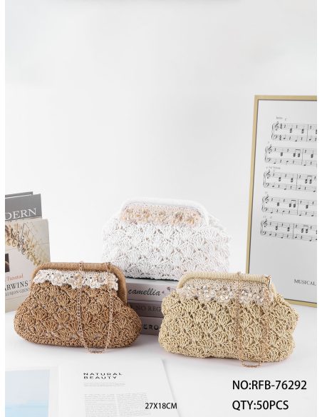 Clutch de rafia con flores y cadena