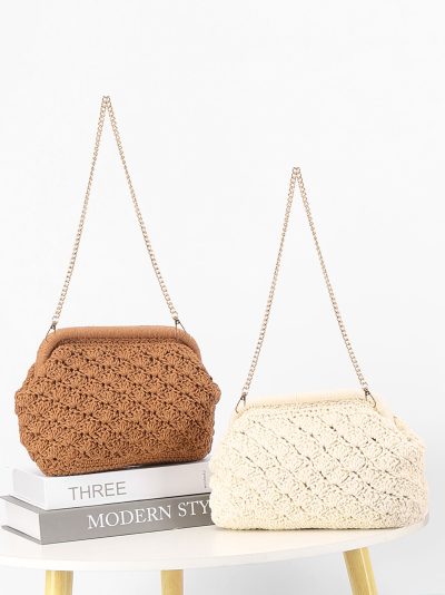 Clutch de rafia con relieve y cadena