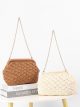 Raffia-Clutch mit geprägtem Muster und Kette