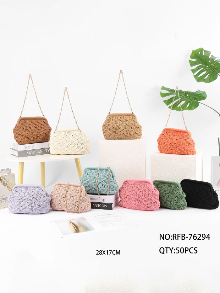 Raffia-Clutch mit geprägtem Muster und Kette
