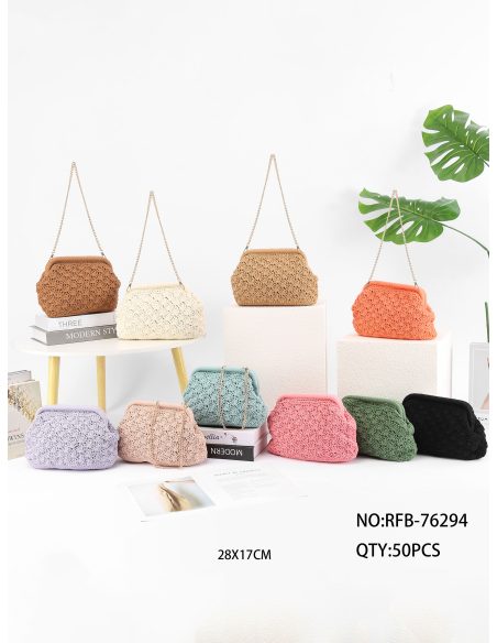 Raffia-Clutch mit geprägtem Muster und Kette