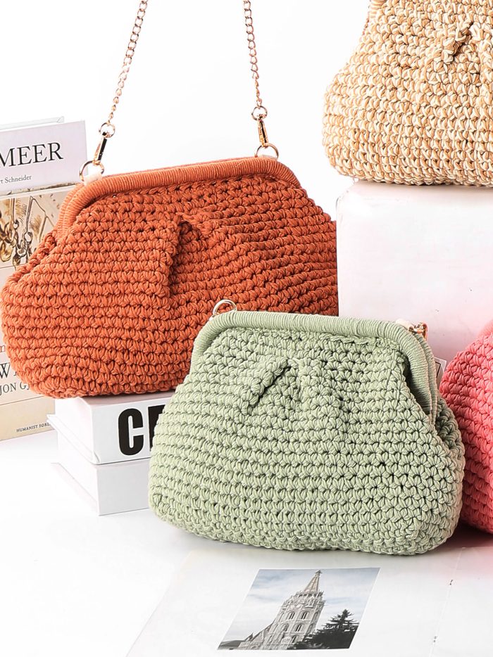 Pochette in rafia con catena