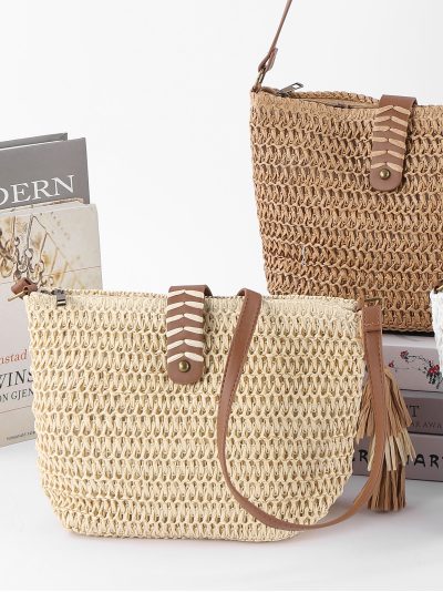 Bolso bandolera de rafia con borla y pespuntes