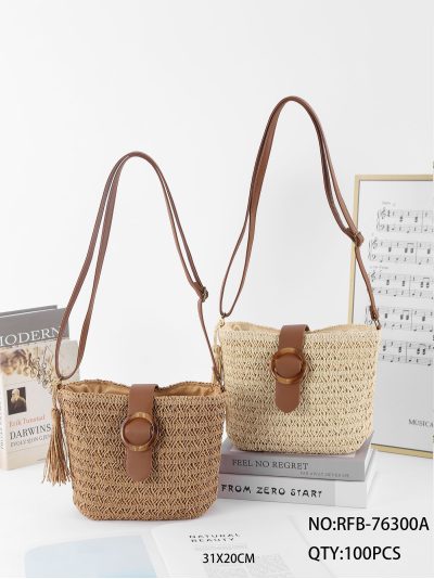 Bolso bandolera de rafia con cierre de aro 2