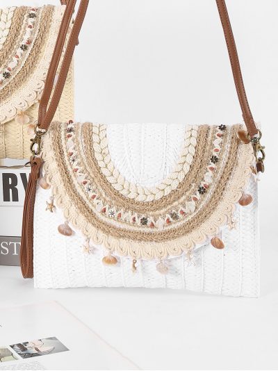 Bolso bandolera boho con solapa bordada y conchas