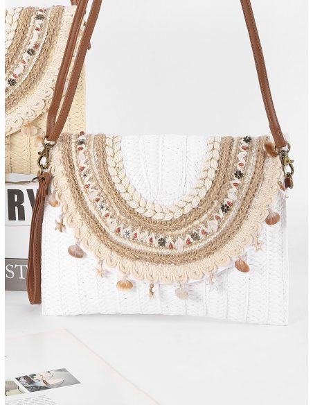 Bolso bandolera boho con solapa bordada y conchas
