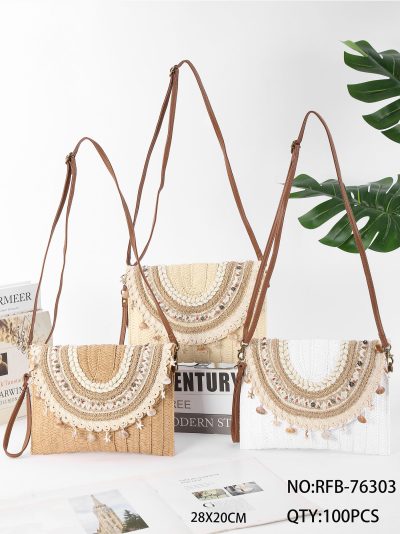 Bolso bandolera boho con solapa bordada y conchas 2