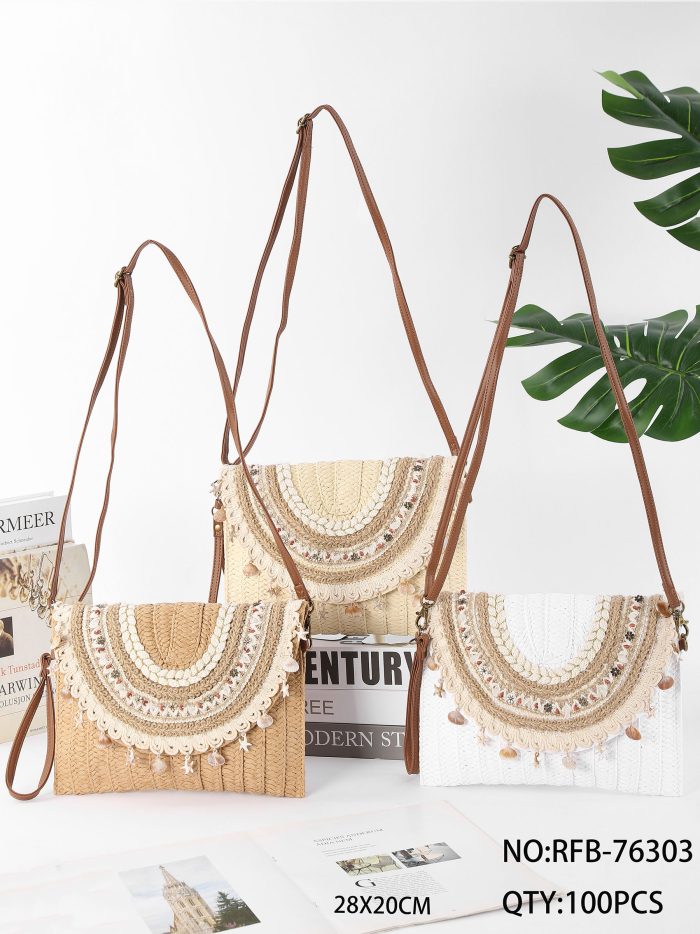 Bolso bandolera boho con solapa bordada y conchas