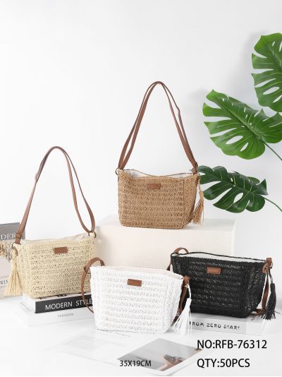 Bolso bandolera de rafia con borla 2