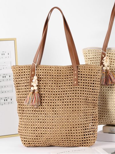 Bolso tote calado de rafia con colgante