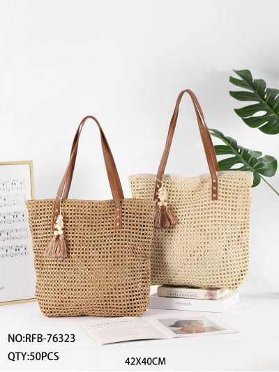 Bolso tote calado de rafia con colgante 2