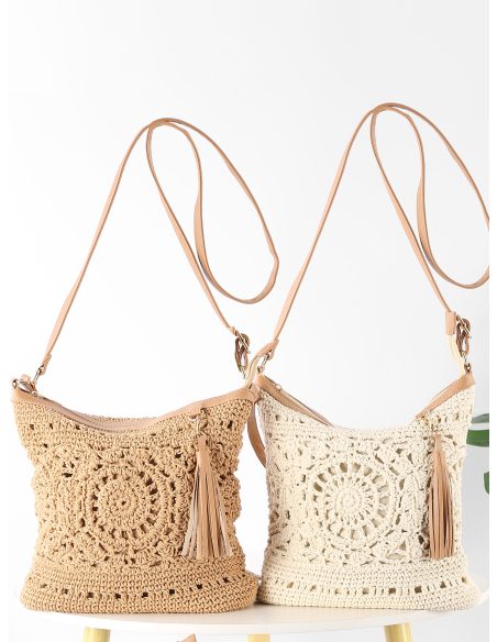 Bolso bandolera de crochet con borla