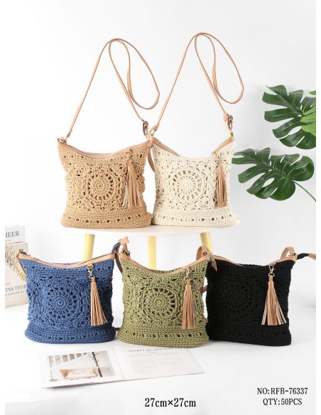 Bolso bandolera de crochet con borla