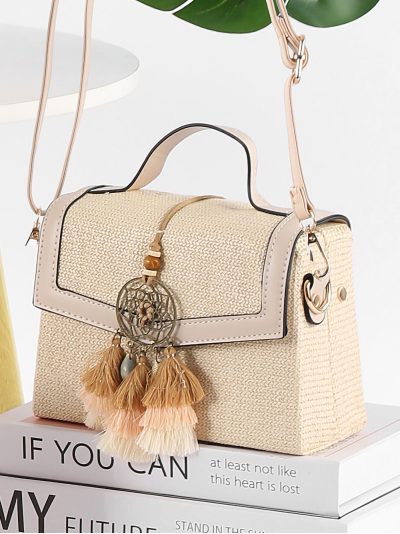 Bolso tote mini rígido de rafia con colgante boho