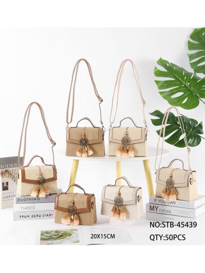 Bolso tote mini rígido de rafia con colgante boho 2