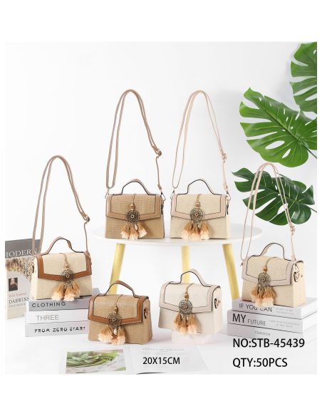 Bolso tote mini rígido de rafia con colgante boho