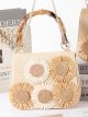 Mini bolsa de ráfia com flores e alça com efeito de bambu.