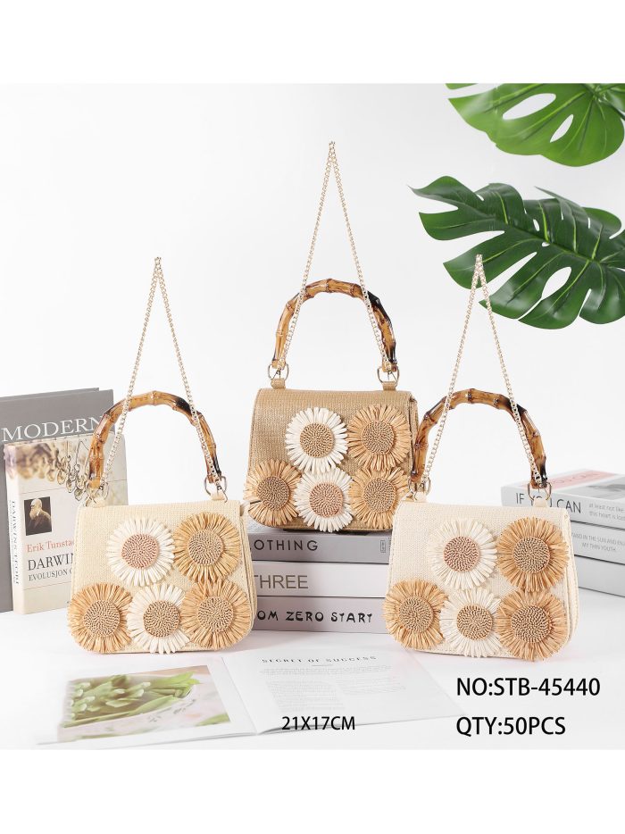 Mini bolsa de ráfia com flores e alça com efeito de bambu.